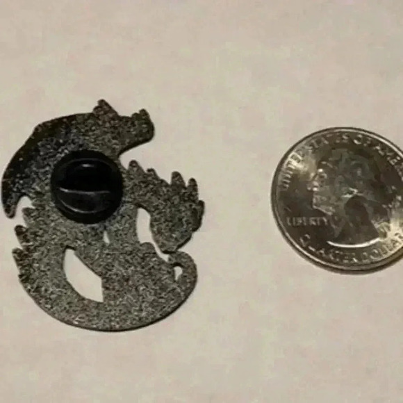 Dungeons and Dragons Red Dragon and Dye Enamel Pin - Picture 4 of 4